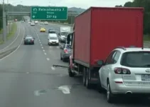acidente entre carreta e caminhão