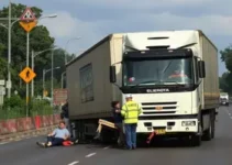 caminhão tomba na SP-075 em Itu