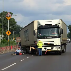 caminhão tomba na SP-075 em Itu