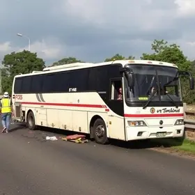 ônibus com 29 passageiros bate em carreta