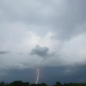 Itu deve ter um dia de céu muito nublado com tempestades localizadas nesta terça-feira