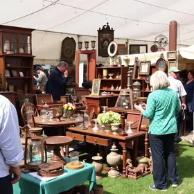 Feira de Antiguidades & Curiosidades